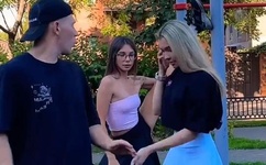 被宿友集体扒开腿用黄瓜调教